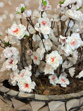 Laden Sie das Bild in den Galerie-Viewer, Künstliche Blumen mit Vase