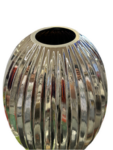 Laden Sie das Bild in den Galerie-Viewer, Vase