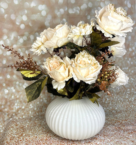 Künstliche Blumen mit Vase