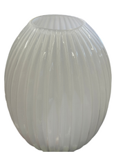 Laden Sie das Bild in den Galerie-Viewer, Vase