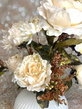 Laden Sie das Bild in den Galerie-Viewer, Künstliche Blumen mit Vase