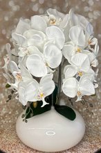 Laden Sie das Bild in den Galerie-Viewer, Orchidee mit Vase