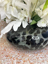 Laden Sie das Bild in den Galerie-Viewer, Künstliche Blumen mit Vase